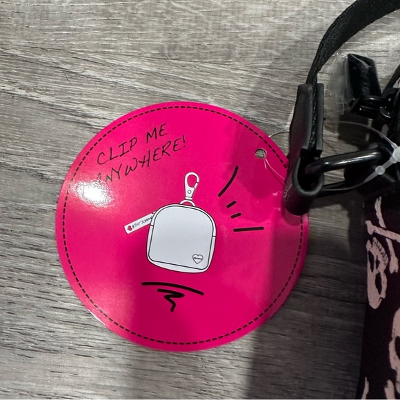 Betsey Johnson XOMINDY Black & White Skull & Crossbones Crossbody With Pouch NWT - Picture 4 of 6